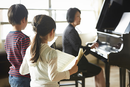 音乐室的老师和学生图片