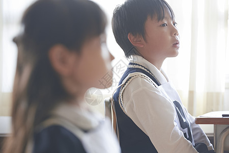 教室中等候的学生图片