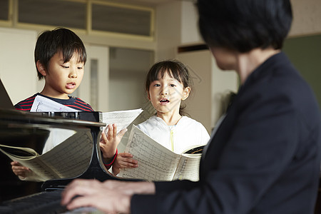 小学生音乐室的老师和学生图片