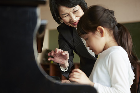 音乐室的老师和学生图片