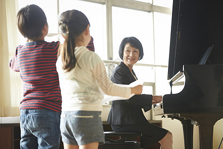 音乐室的老师教学生图片