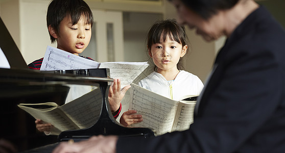 音乐室的老师教学生高清图片