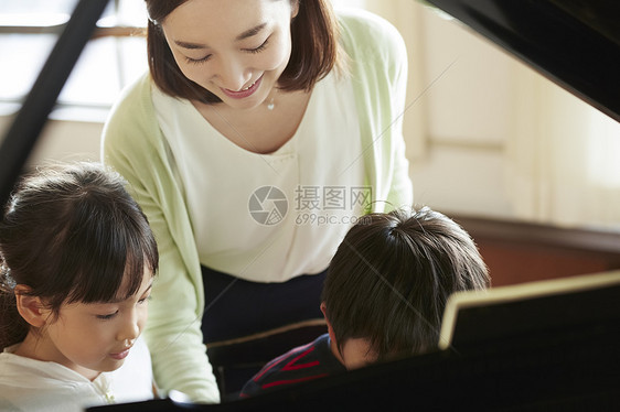 小孩人物年轻的女孩音乐室的老师和学生图片