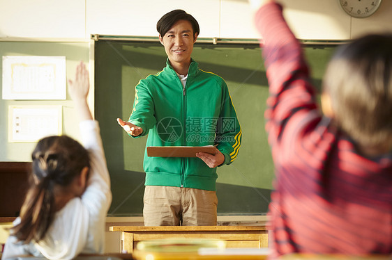 老师教学学生举手回答问题图片