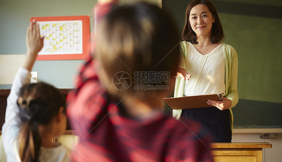 老师教学学生举手回答问题图片