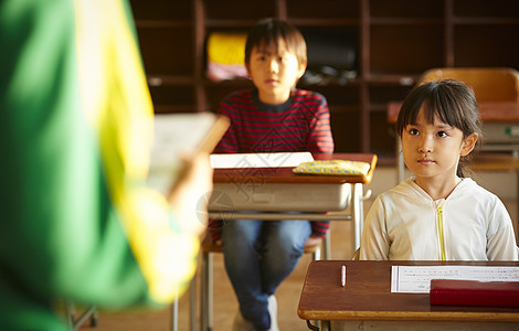 正在上课的学生们图片