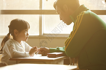 老师辅导小学生学习图片