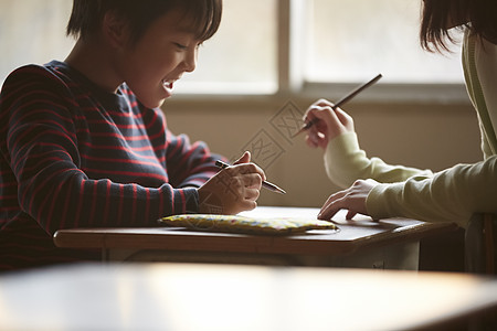 老师在教室里单独辅导学生图片