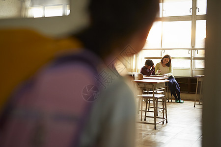 老师在教室里单独辅导学生图片