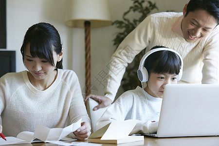 父母和孩子一起用电脑学习图片