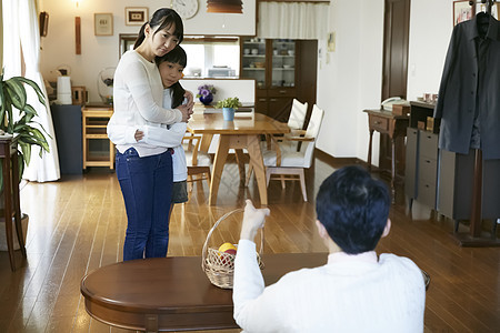 生气的父亲指着母亲和女儿图片