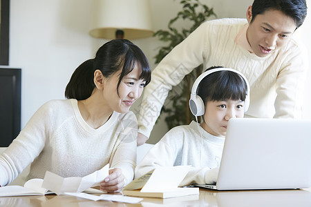 假期少女女孩和父母学习图片