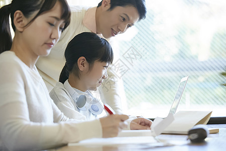 女孩们休假小孩女孩和父母学习图片