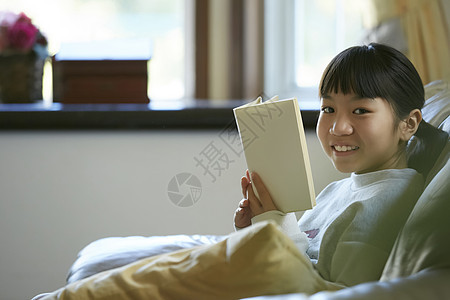 小学生女孩居家阅读图片