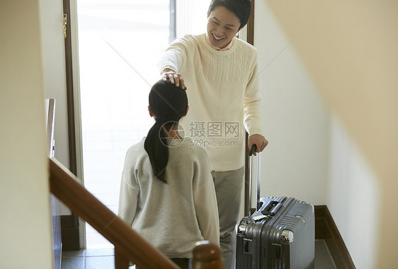 爸爸出差前跟女儿道别图片