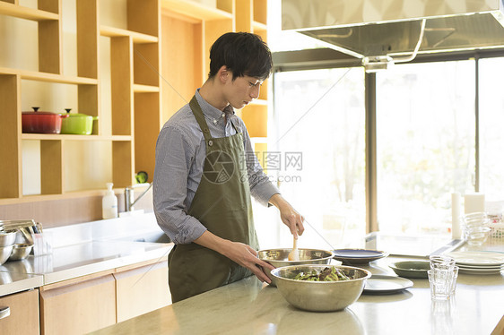 男子在厨房做餐图片