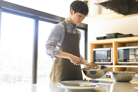 青年男性上烹饪美食课图片