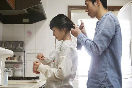 单亲父亲为女儿早晨梳头发图片