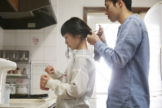 单亲父亲为女儿早晨梳头发图片