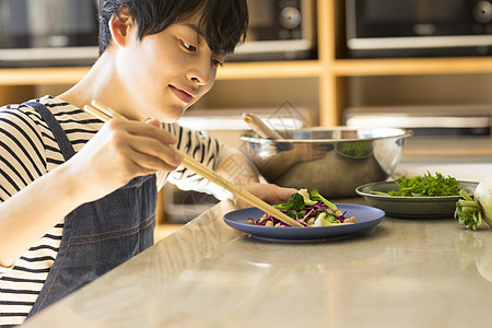 青年男性制作美食图片