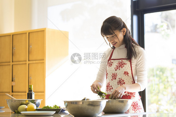 年轻女孩假期在家做饭图片