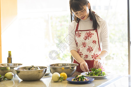 年轻女孩假期在家做饭图片