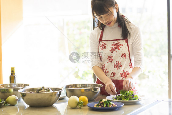 年轻女孩假期在家做饭图片