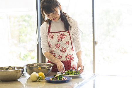 年轻女孩假期在家做饭图片