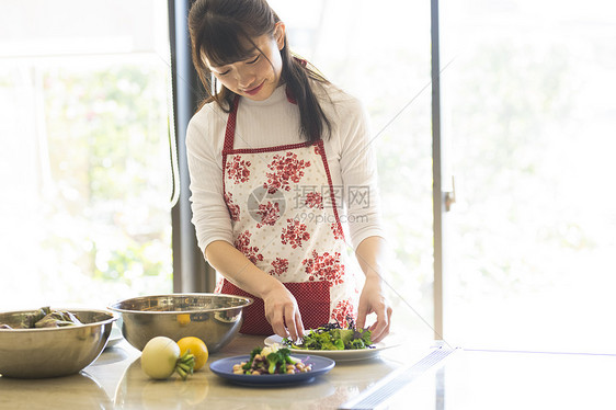 年轻女孩假期在家做饭图片