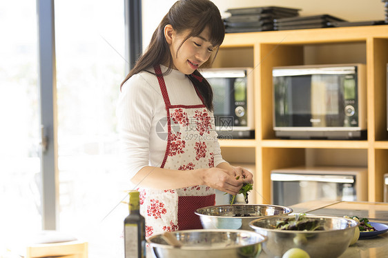 年轻女孩假期在家做饭图片