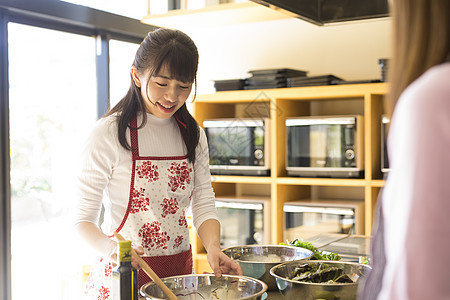 在家做饭的年轻女孩图片