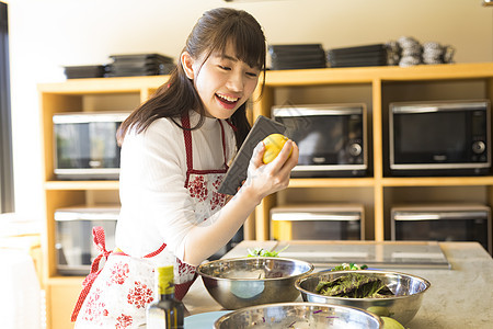 居家做饭的年轻女孩图片