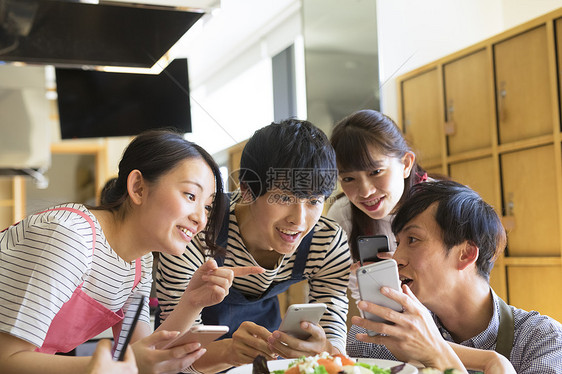 厨房青年人们手机拍摄菜品图片