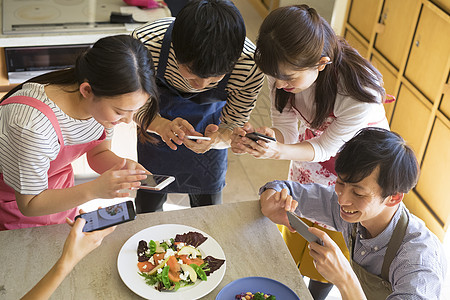 厨房青年人们手机拍摄菜品图片