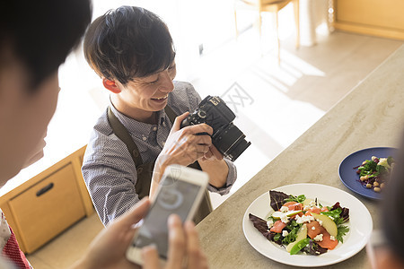 厨房青年人们手机相机拍摄菜品图片