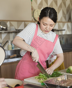 高兴女人做饭图片