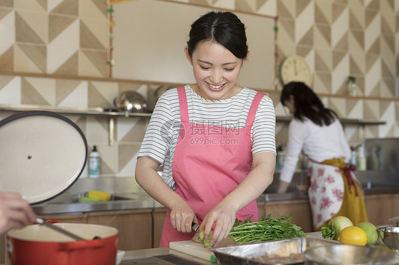 女人们在厨房做饭图片