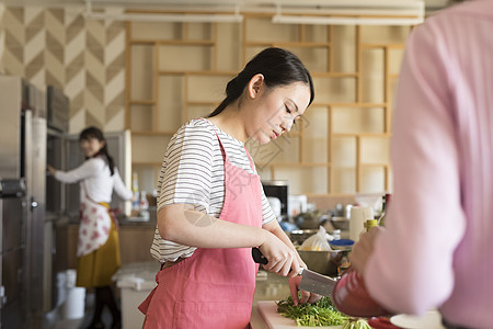 青年男女烹饪交流图片