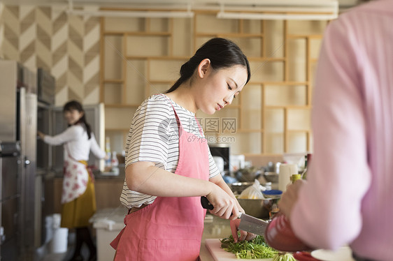 青年男女烹饪交流图片