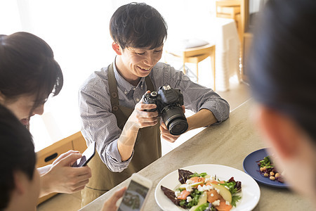 人物青春高角拍摄食物的男女图片