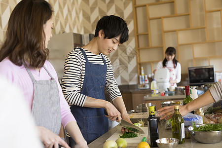 青年男女烹饪交流图片