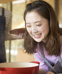 围裙男子一起生活女人做饭图片