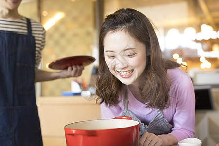 手工调味男女人做饭图片