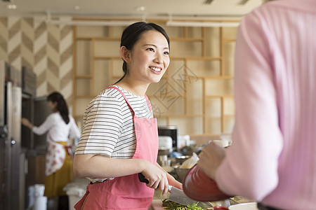 男割教女人做饭图片