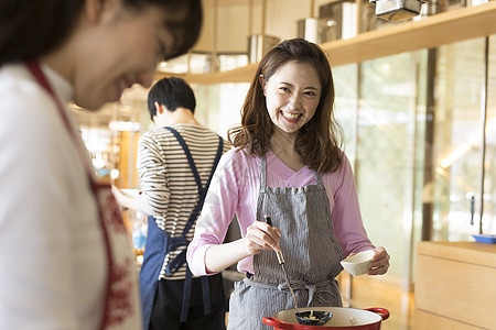 三个人碟女士们烹饪课图片