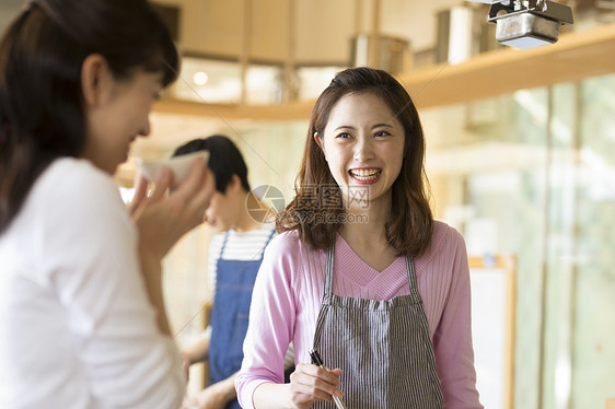 配套厨房家具开放式厨房家常菜女人做饭图片