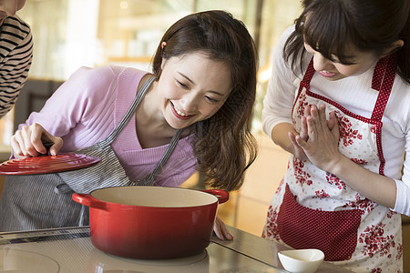 二十几岁男子围裙烹饪课图片