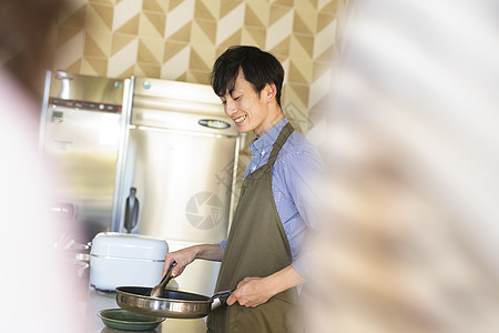 有趣男老师教学员上烹饪课图片