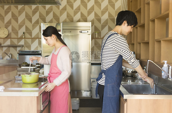 厨房年轻人学烹饪图片