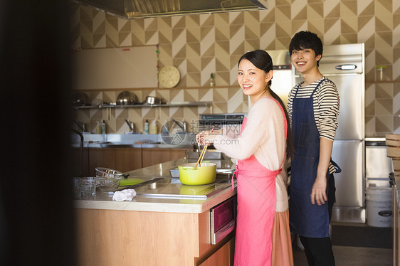 厨房年轻人学烹饪图片